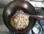 咸蛋黄鱼丸烩豆腐的做法图解4