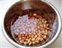 盐烤五香花生米的做法图解1