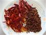 麻辣小鱼干花生的做法图解2