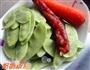 香肠炒扁豆的做法图解1