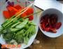香肠炒扁豆的做法图解2