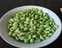 蒜片炒毛豆的做法图解1