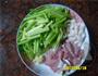 芹菜炒肉的做法图解1