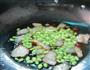 鲜黄豆炒腊肉的做法图解5