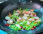 鲜黄豆炒腊肉的做法图解8