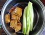 丝瓜炒茶干的做法图解1