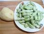 土豆豆角炖粉条的做法图解1