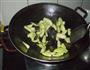 丝瓜炒木耳的做法图解3