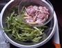 扁豆炒肉丝的做法图解1