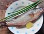 葱油清蒸鲈鱼的做法图解1