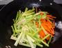 芹菜胡萝卜炒鱼肚的做法图解5