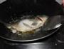 黄花菜烧鲫鱼的做法图解2
