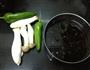青椒炒菌菇的做法图解1