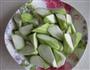 丝瓜炒豆腐泡的做法图解2