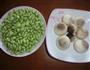 草菇毛豆的做法图解1
