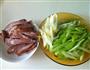 红肠炒芹菜的做法图解1