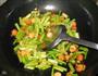 核桃仁小炒芹菜杆的做法图解3