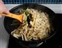 鸡块焖饼的做法图解14