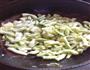 豆角焖面的做法图解2