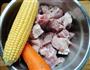 猪骨玉米胡萝卜汤的做法图解1