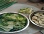 青菜白蛤肉片汤的做法图解2
