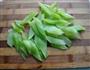 莴笋炒百合的做法图解2