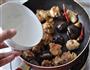 无油香菇栗子鸡的做法图解11