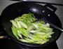 木耳炒西芹的做法图解5