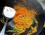 胡萝卜炒青椒的做法图解6