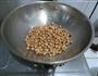 盐炒花生米的做法图解2