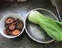 青菜炒香菇的做法图解1