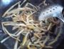 黄花菜木耳炒肉丝的做法图解5