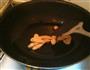红萝卜丝炒鸡肉肠的做法图解3