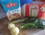 香菇青菜火腿煨面的做法图解1