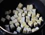 蒜苗炒豆腐的做法图解5