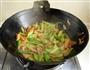 西芹炒鱿鱼干的做法图解10