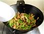 西芹炒鱿鱼干的做法图解9