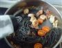 烟肉蘑菇鲜虾墨鱼汁面的做法图解10
