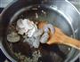 烟肉蘑菇鲜虾墨鱼汁面的做法图解6