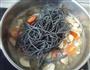烟肉蘑菇鲜虾墨鱼汁面的做法图解9