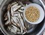 豆粒烧小鱼的做法图解1