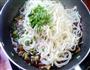 肉圆口蘑炒面条的做法图解7
