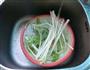 芹菜炒虾皮的做法图解2