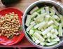 丝瓜黄豆的做法图解1