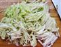 酸辣木耳炒白菜的做法图解1