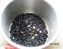 黑豆炖黑木耳的做法图解1