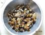黑豆炖黑木耳的做法图解2