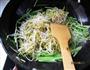 芹菜炒豆芽的做法图解4