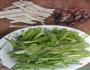 芹菜炒双丝的做法图解1