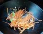 胡萝卜炒木耳的做法图解4